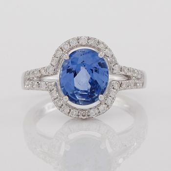 RING, 18K vitguld, safir ca 2.74 ct. och diamanter tot ca 0.39 ct.