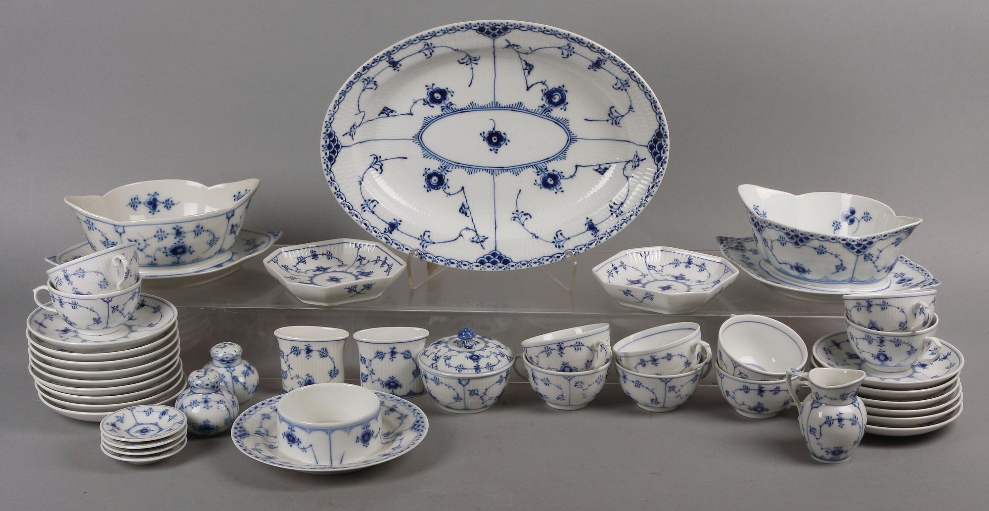 MAT- OCH KAFFESERVIS, 83 delar, porslin, "Musselmalet", mest räfflad, Royal Copenhagen.
