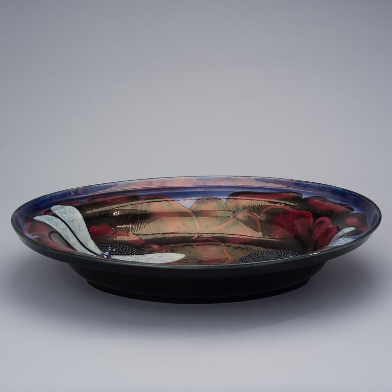 BIRGER KAIPIAINEN, A CERAMIC DISH. Flowers and dragonflies. Signed Kaipiainen, Arabia. Late 1970s.