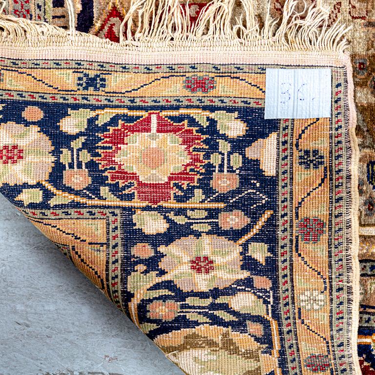 A semiantique /antique Kayseri carpet ca 178x128 cm.