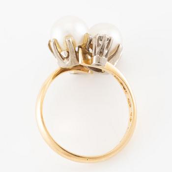 Ring in 18K gold with a cultured pearl and round brilliant-cut diamonds.