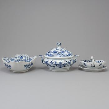 A 29 piece dinner service, 'Onion pattern', Meissen. 20th century.