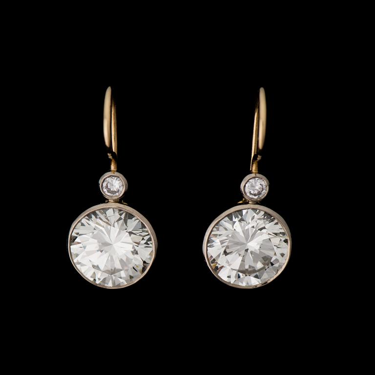 A PAIR OF EARRINGS, brilliant cut diamonds, 18K gold and white gold. A. Tillander 1989.