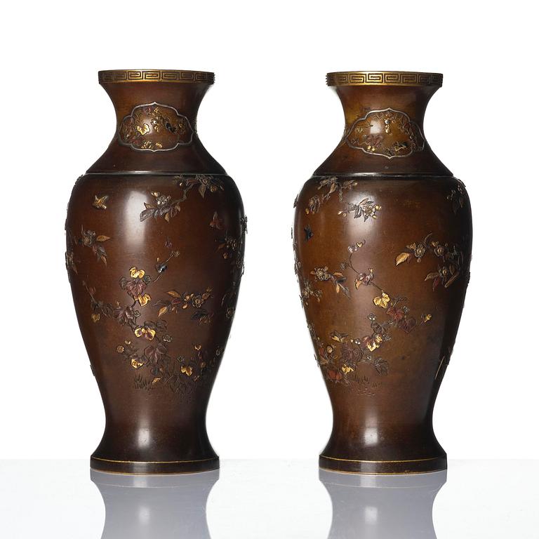 Vaser, ett par, brons. Japan, 1800-tal. Signerade Kumagai Zo, Kyoto.