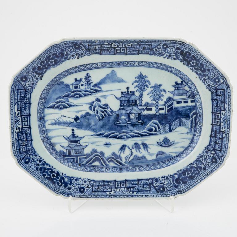 Stekfat, tre stycken, porslin, Kina, Qingdynastin, Qianlong (1736-95) samt Jiaqing (1796-1820).