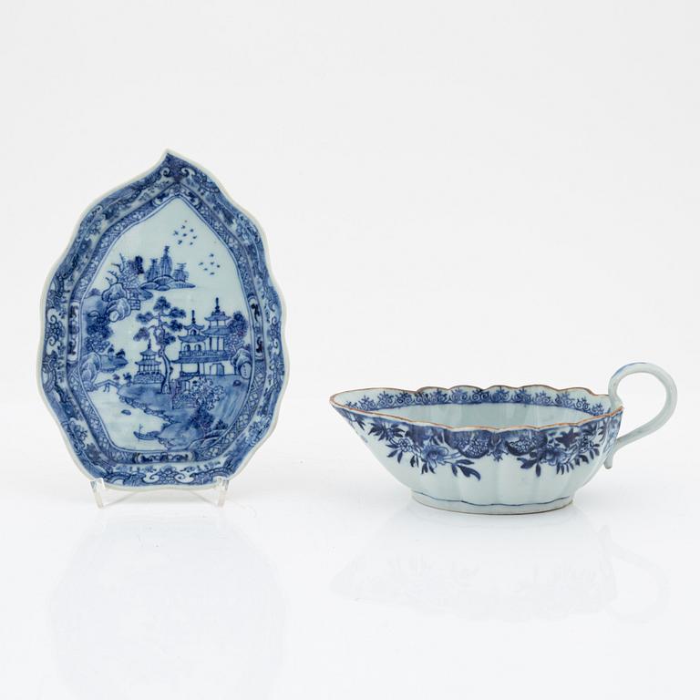 A blue and white sauce boat and stand, Qing dynasty, Qianlong (1736-95).