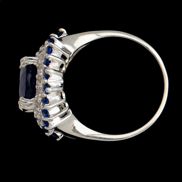 RING, vitguldspläterat sterlingsilver, safirer tot ca 7.45 ct, vita safirer tot ca 0.40 ct.