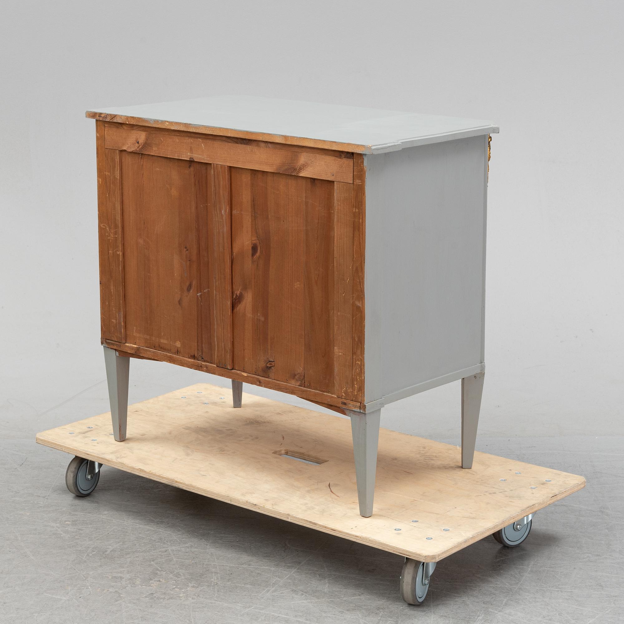 A painted Gustavian style chest of drawers, 20th Century.
