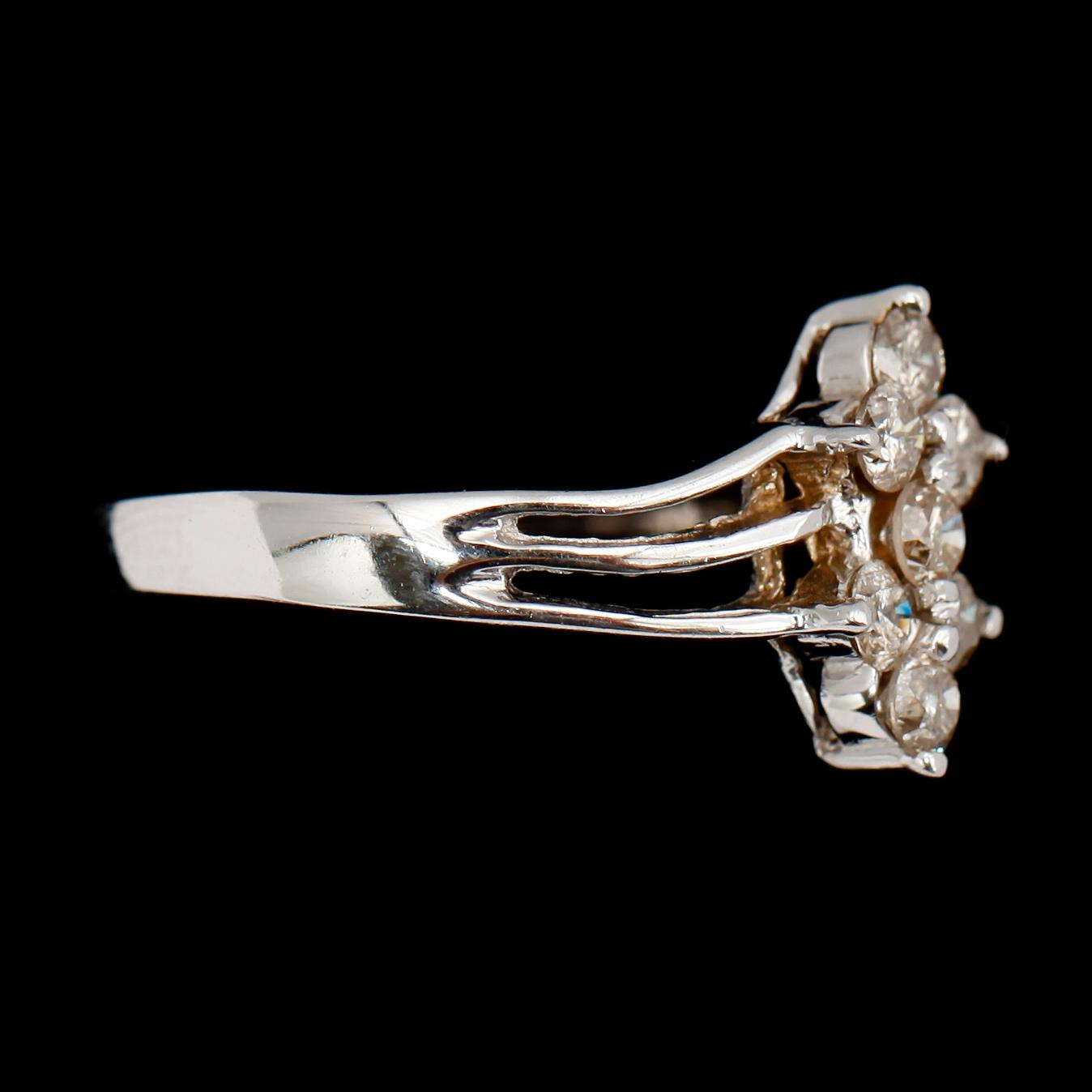 RING, 14 k vitguld, med briljanter tot  0.65 ct.