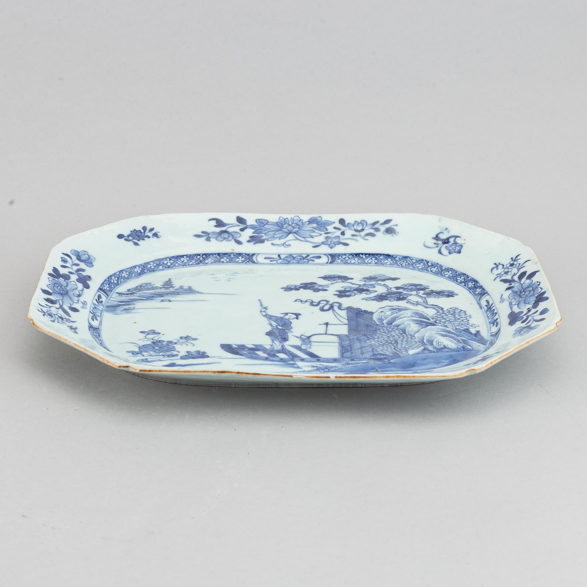 A blue and white serving dish, Qing dynasty, Qianlong (1736-95).