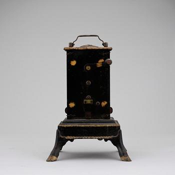 AUTOMATISK GRILLANORDNING, 2 delar, gjutjärn och bemålad plåt, omkring 1900.