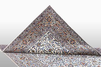A carpet, Kashan, ca 310 x 206 cm.
