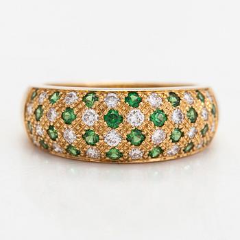 Ring, 18K guld, med pavéinfattade tsavorit granater och briljantslipade diamanter. D.Gallopin & Cie, Geneve.