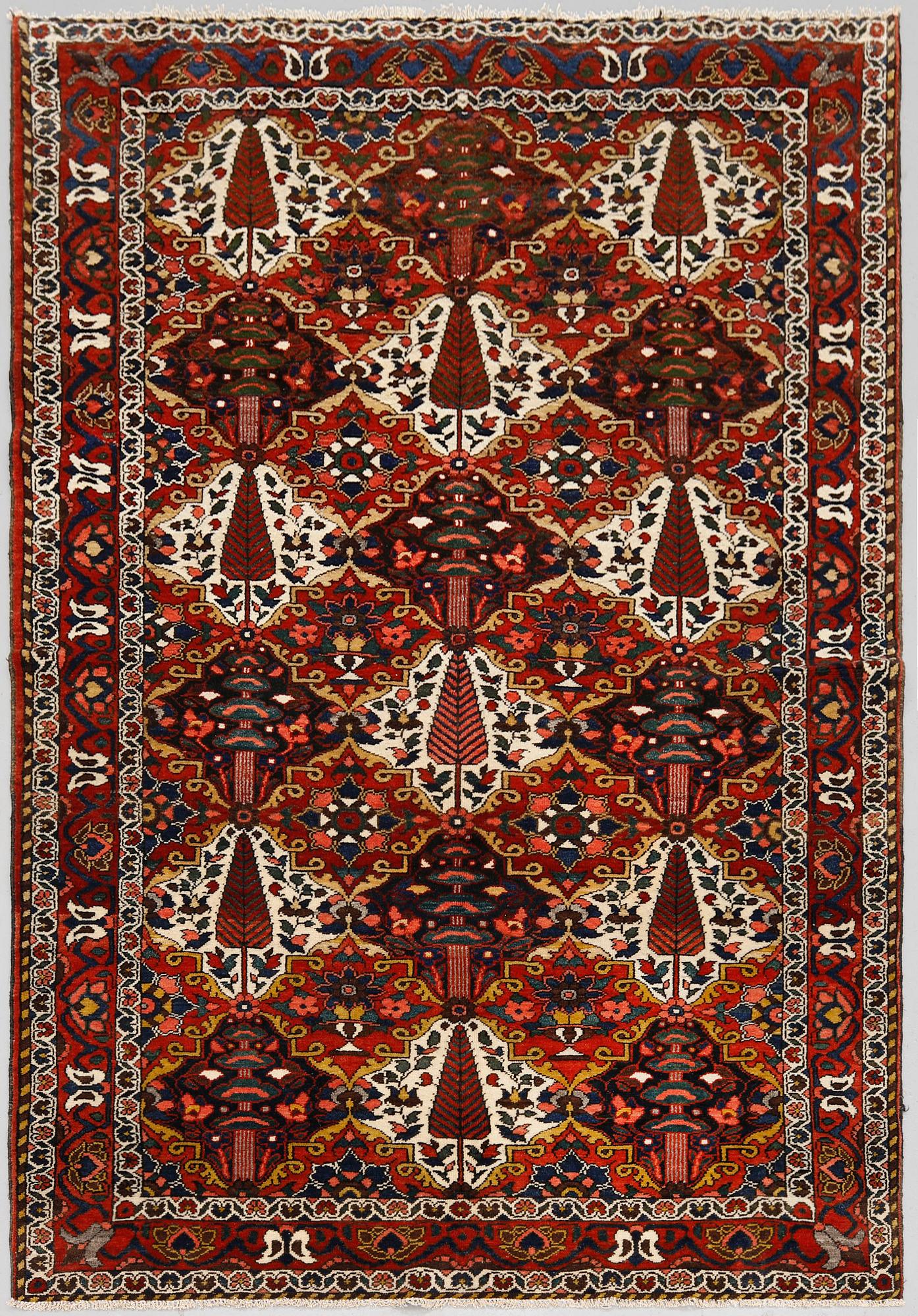 A semi-antique Baktiari rug, ca 217 x 152 cm.