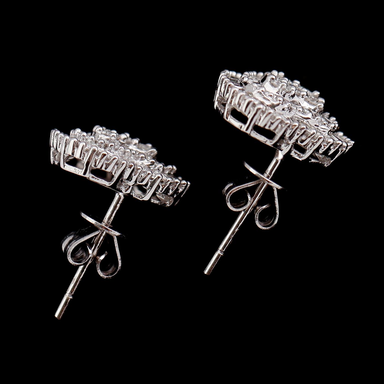 ÖRHÄNGEN, 1 par, 18 k vitguld, briljant- och baguettslipade diamanter tot 0.75 ct.