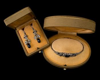 KORVAKORUT ja RANNEKORU, platinaa, pyöröhiotut safiirit, 8/8-hiotut timantit. A. Tillander, 1950-luku.