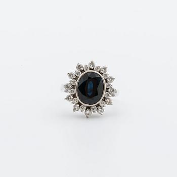 RING 18K white gold 1 sapphire 4, 75 ct and brilliant-cut diamonds 0,84 ct, weights engraved.