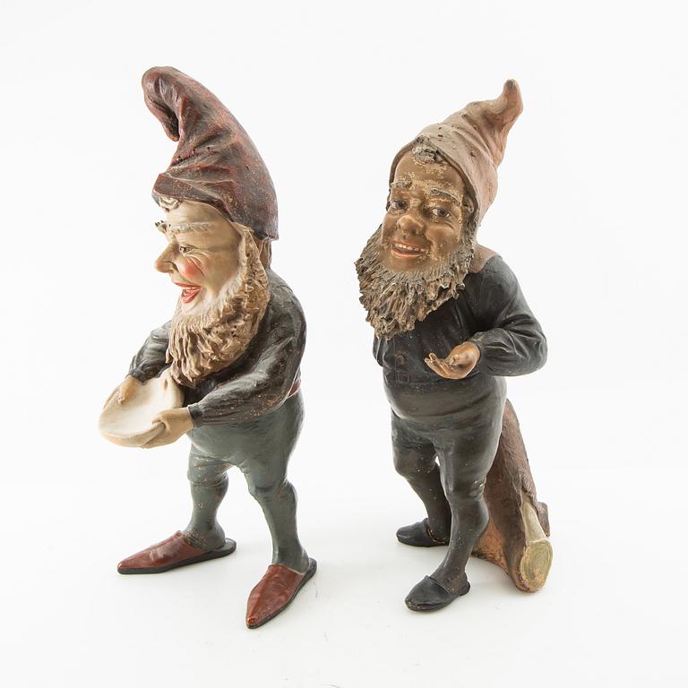 Tomtar 2 st troligen Tyskland 1900-talets första hälft bemålad terrakotta.