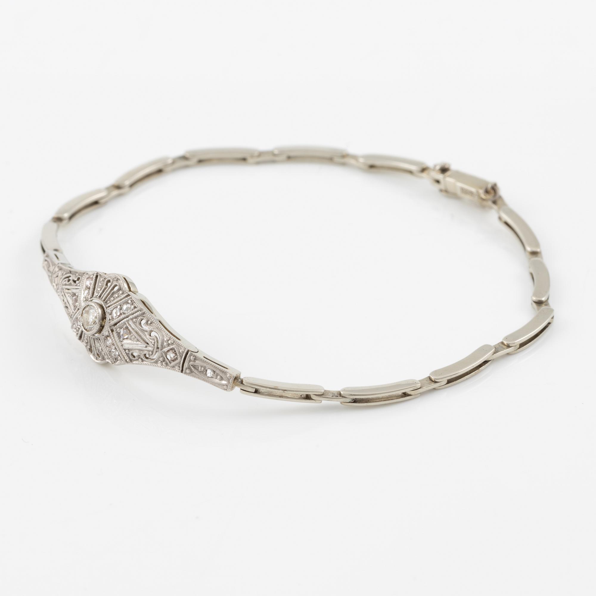 Bracelet, 18K white gold set with old-cut and rose-cut diamonds.