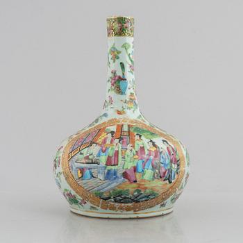 A Chinese Canton porcelain vase, 19th century, Qing dynasty.