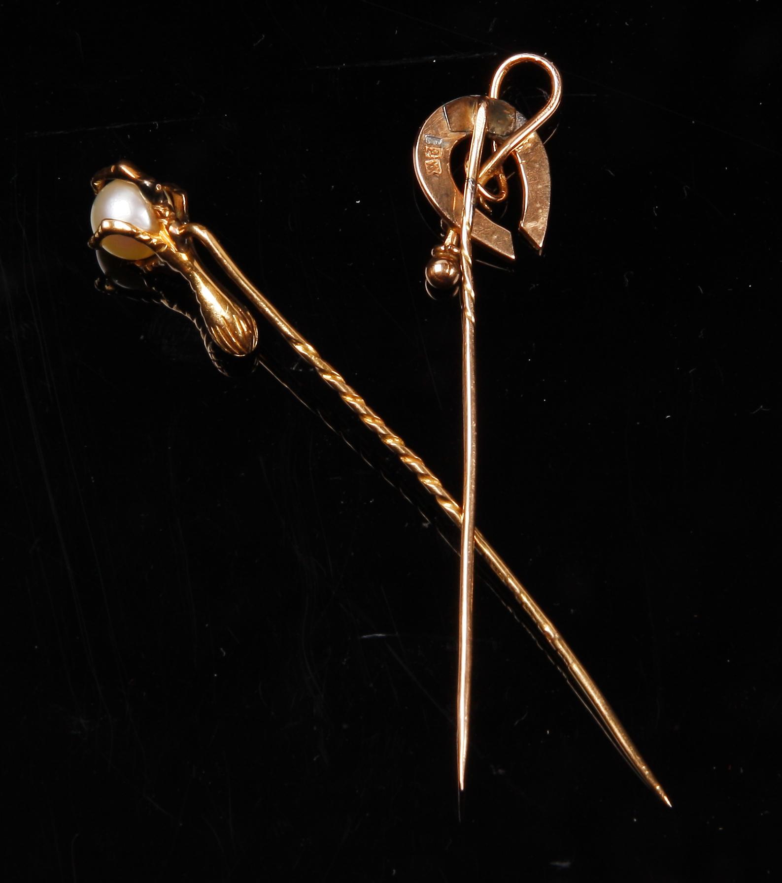 SLIPSNÅLAR, 2 st, 14-18 K guld och pärlor, bl a Stockholm, 1955. Ca 5 g.