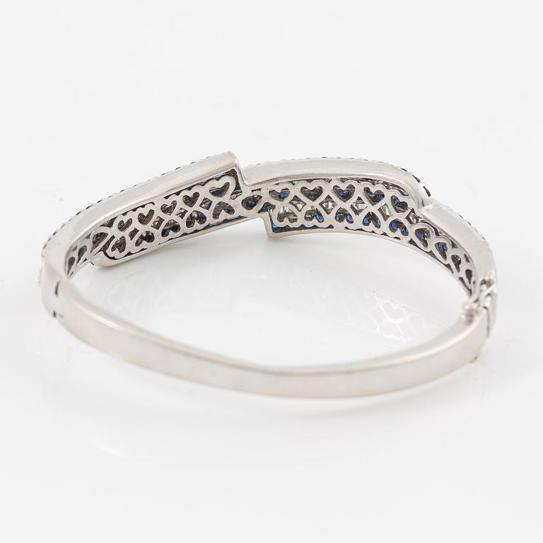 Armring 18K vitguld med baguetteslipade diamanter och blå safirer.