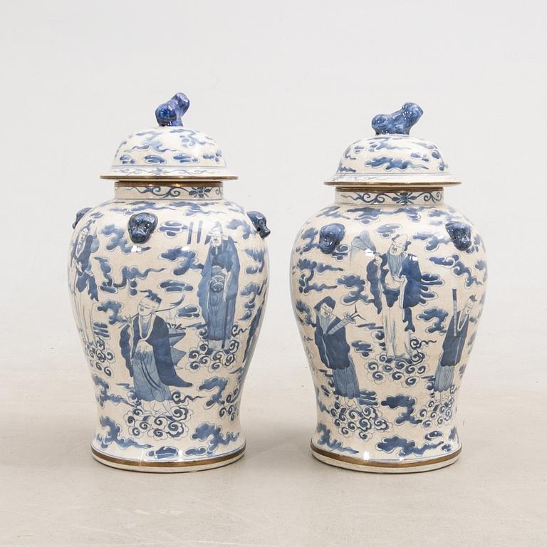 Vases with lids, 1 pair, China, late 20th century, porcelain.