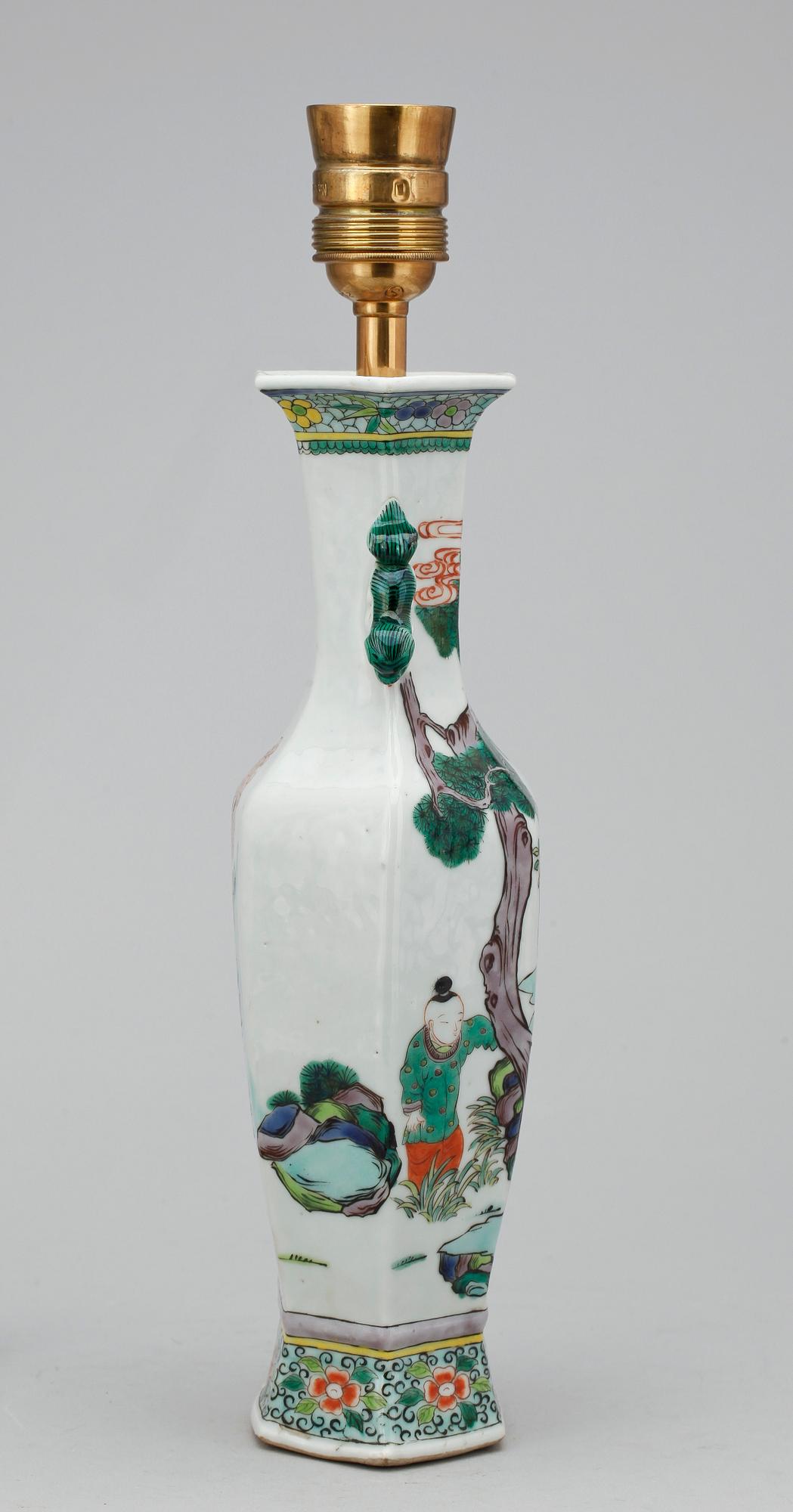 BORDSLAMPA / VAS, porslin, Kina, troligen 1900-tal.