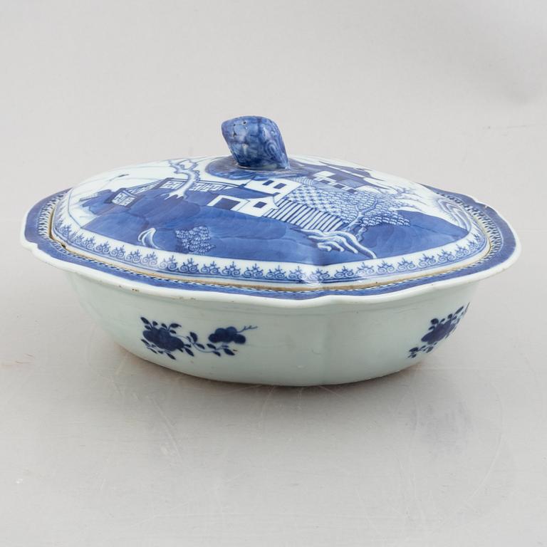 A Chinese export porcelain tureen with cover and a charger, Qing dynasty, Qianlong (1736-95).