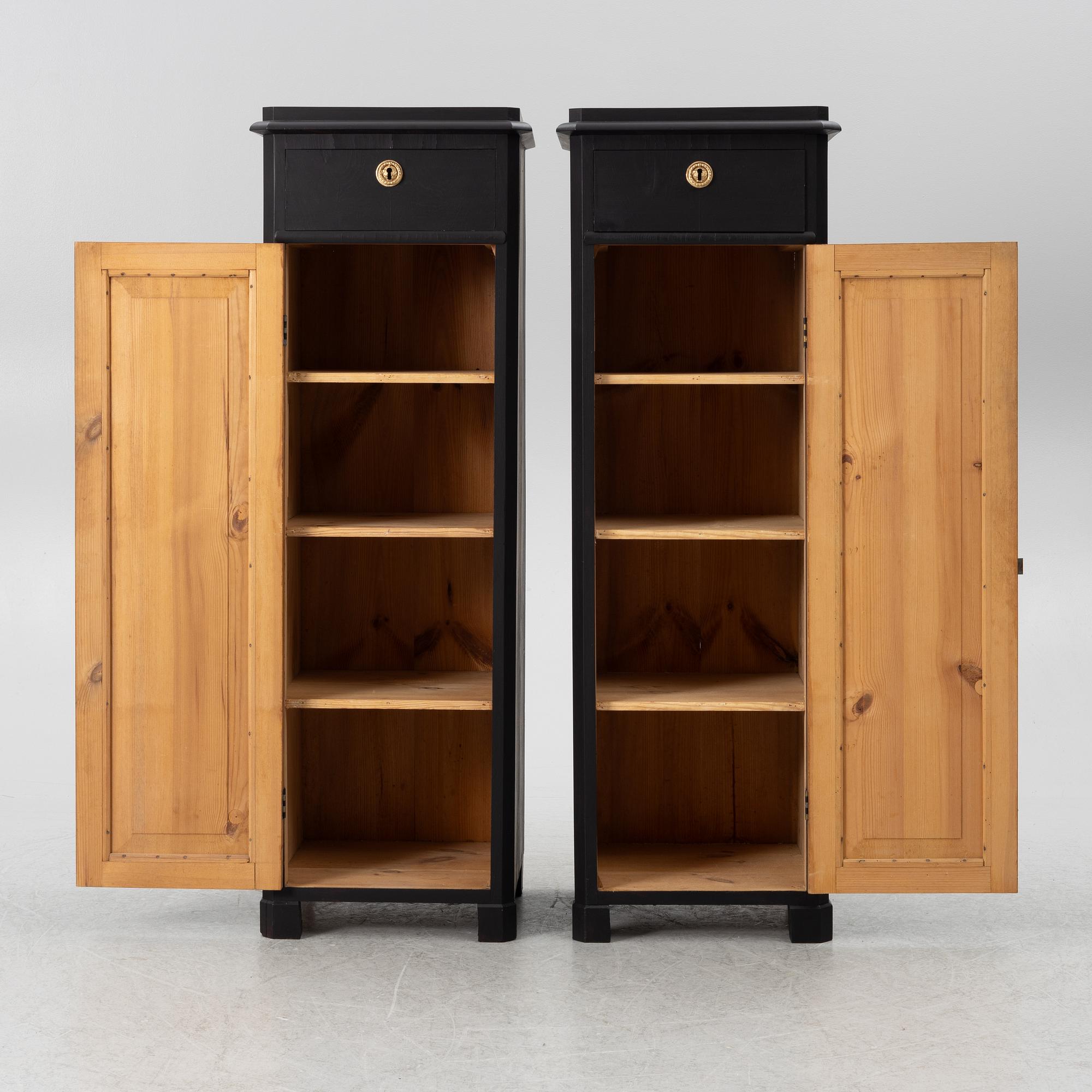 Skåp, ett par, omkring 1900.