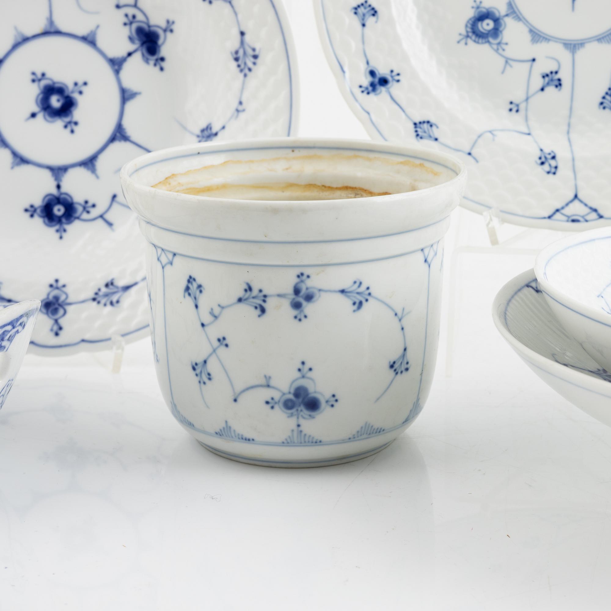 Mat-och kaffesrevis, porslin, 113 delar, "Musselmalet", Bing & Grøndahl, Danmark.