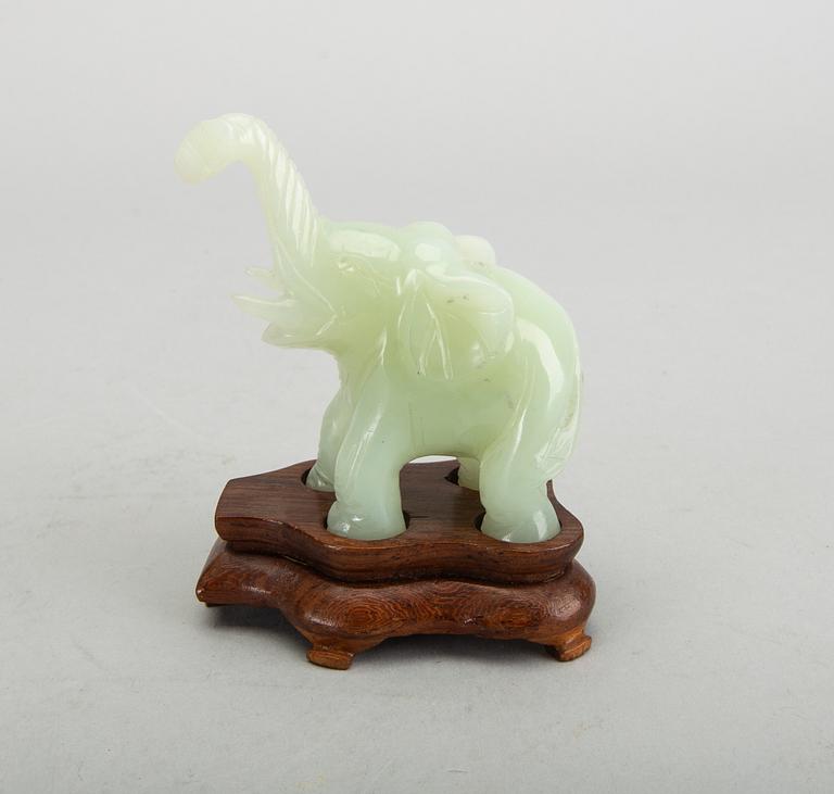 FIGURINER 3 st Kina 1900-tal nefrit.