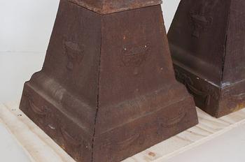 TRÄDGÅRDSURNOR, ett par gjutjärn.