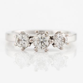 Ring, Schalins, 18K vitguld med tre briljantslipade diamanter, medföljande GIA dossier.