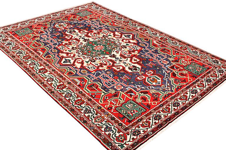 A Bakhtiari carpet a. 310 x 211 cm.