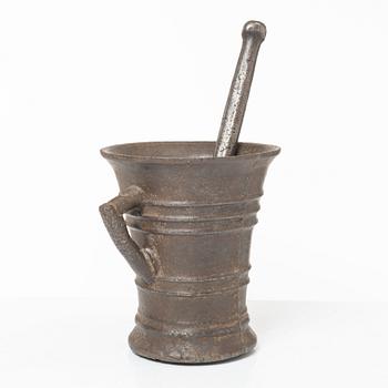 A Gothic-type cast-iron mortar and pestle, 17th / 18th century.