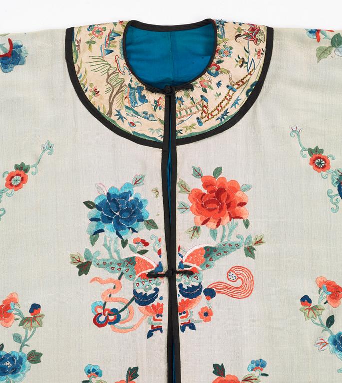 ROBE, silk. Height 100 cm. China, first quarter of the 20th century.