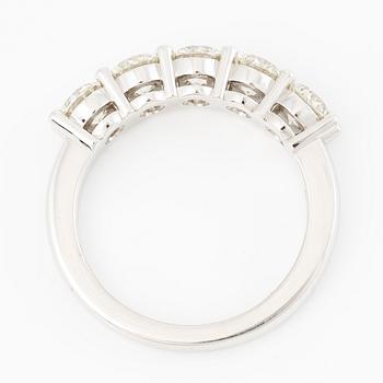 Half eternity ring, 18K white gold set with five brilliant-cut diamonds.