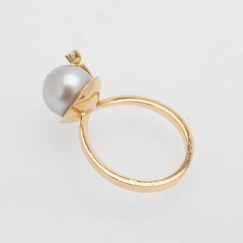 18K gold ring with a cultured pearl and a diamond.