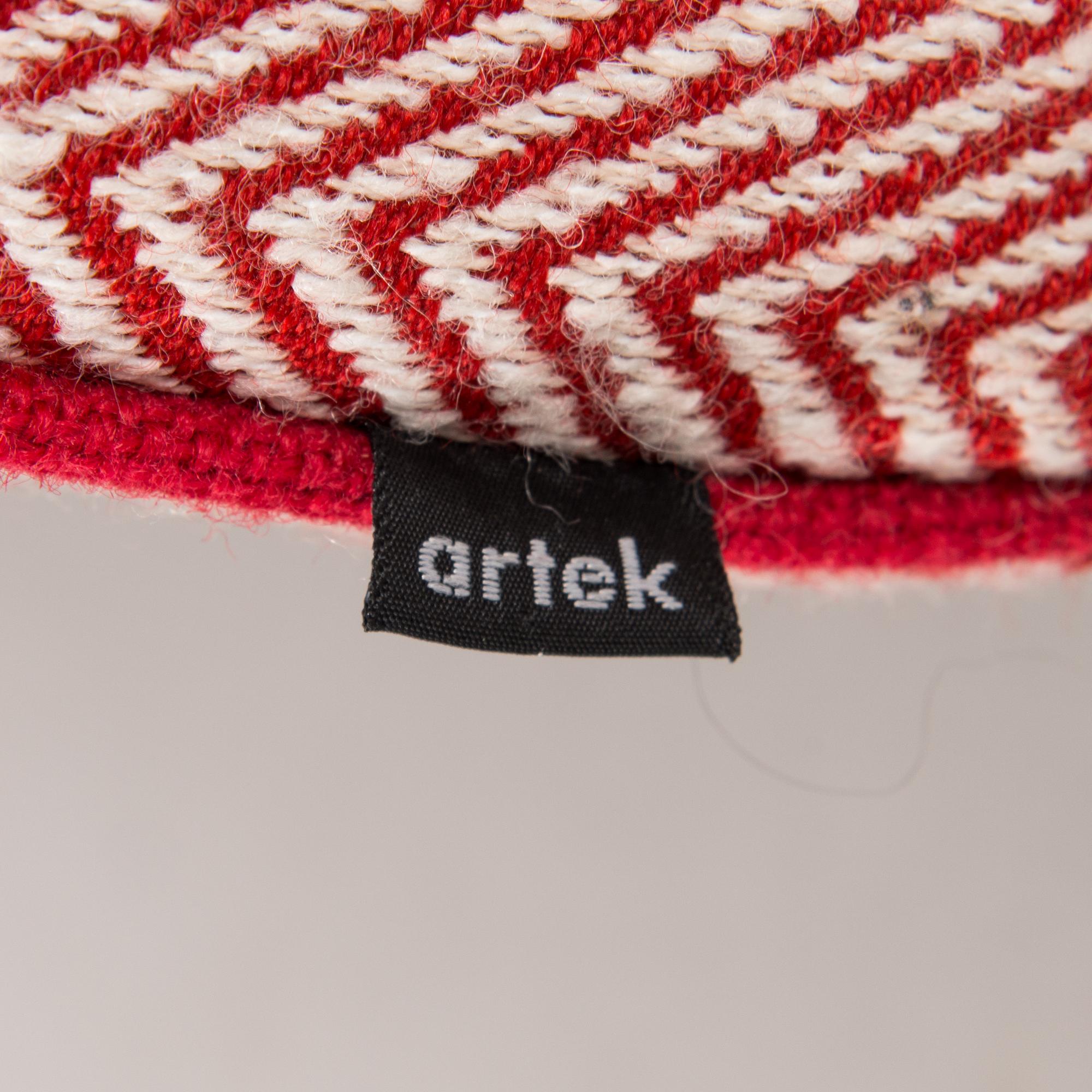 Vuodesohva, malli 550, Artek, 2000-luku. Malli muotoiltu v. 1994.