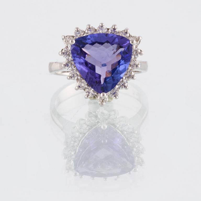 RING, 14K guld med fasettslipad tanzanit ca 3.84 ct samt briljantslipade diamanter ca 0.60 ct. Vikt 5,6 gram.