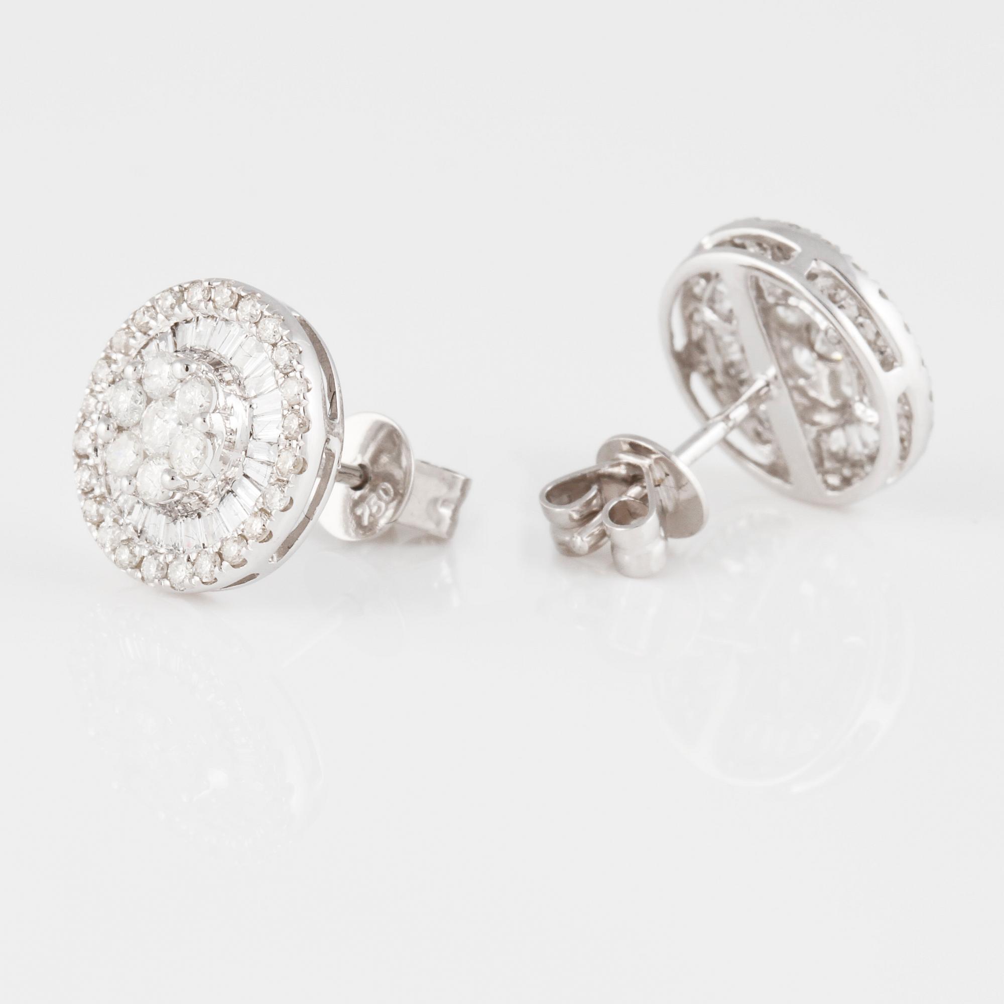 ÖRHÄNGEN, 18K vitguld med briljant och baguetteslipade diamanter ca 0.80 ct. Vikt 2,6 gram.