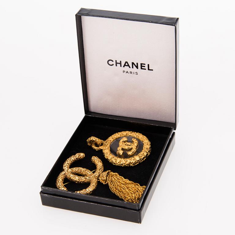 CHANEL, BROSCH SAMT HÄNGE, 1993.