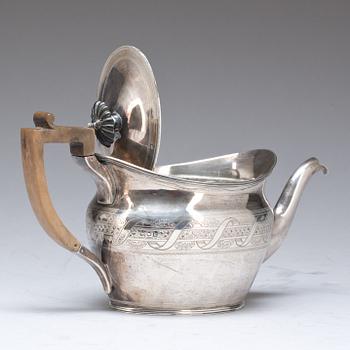 TEKANNA, silver, Edward Barnard & Sons, London, 1900-talets första hälft, total vikt ca  485g.