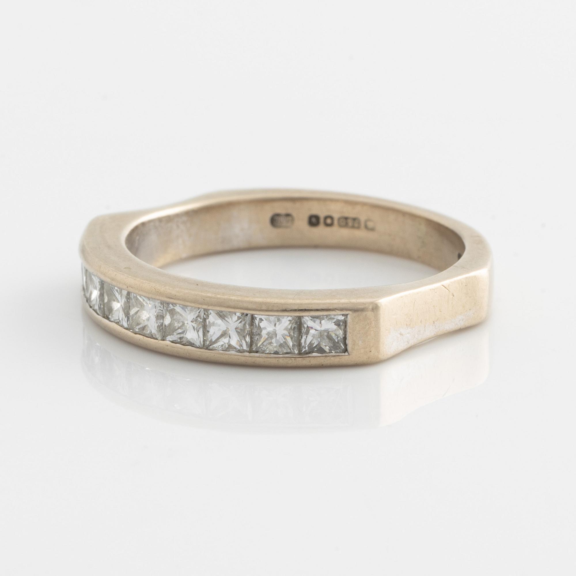 Ring, guld med nio prinsesslipade diamanter.