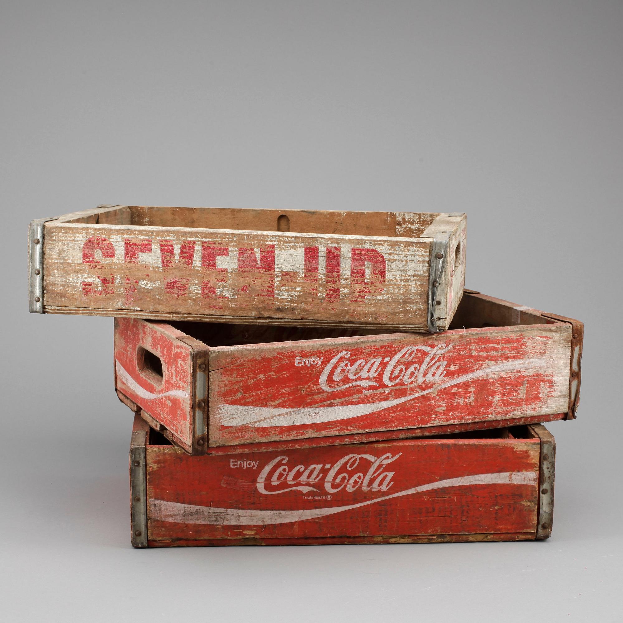 DRICKABACKAR, 3 st, Coca cola och 7 Up, omkring 1900-talets mitt.