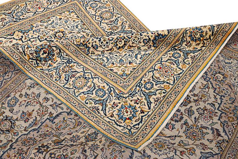 A Kashan carpet, a. 316 x 196 cm.