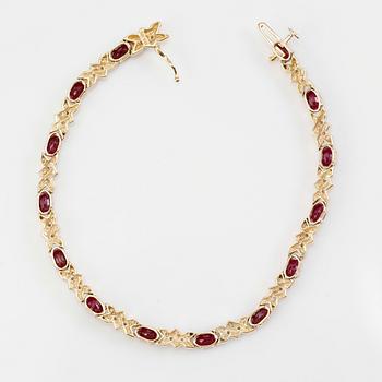 ARMBAND, 18K guld, diamanter tot ca 0.26 ct. och rubiner.