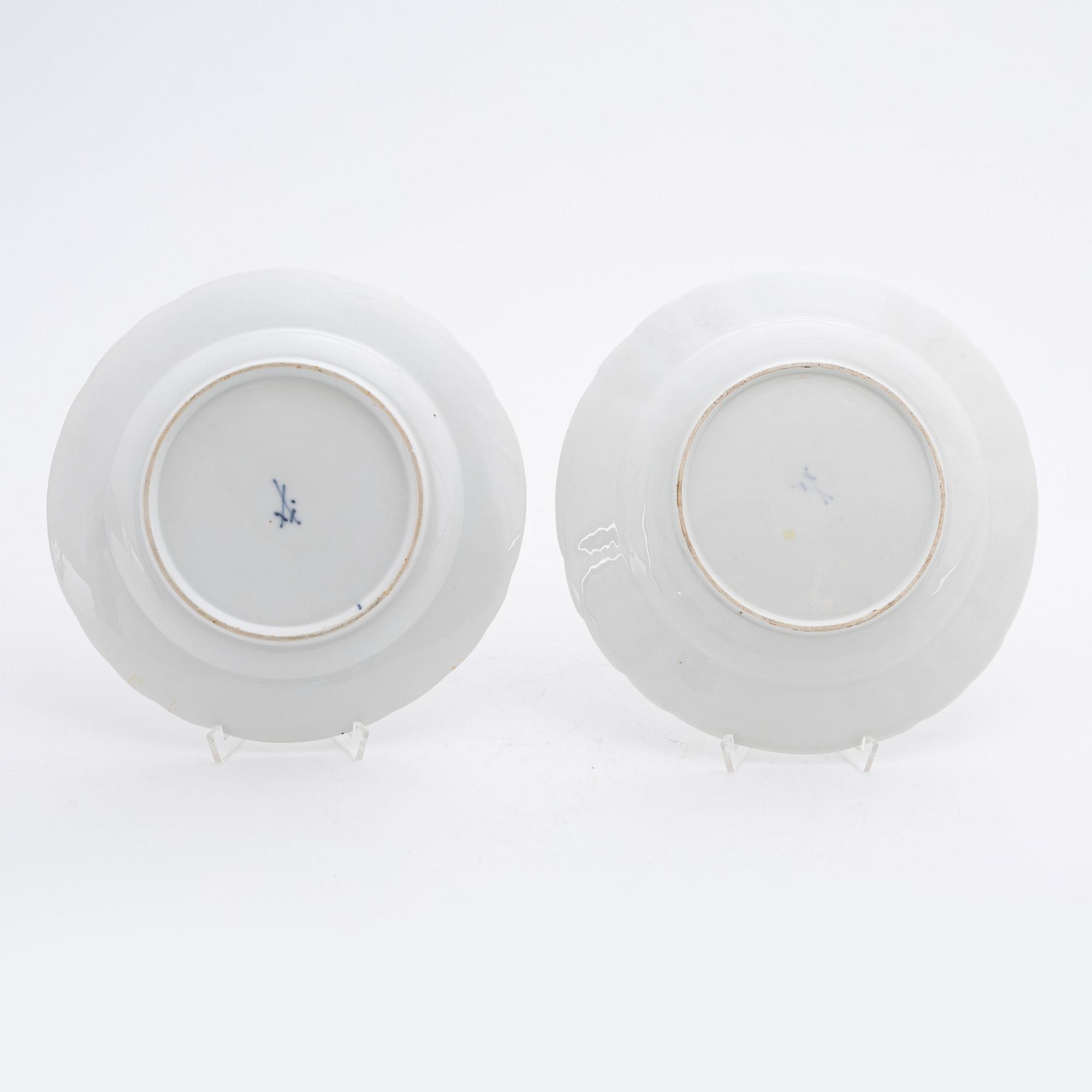 Meissen, tallrikar, två st,  punktzeit (1756-1773) samt Marcolinis period (1774-1814).