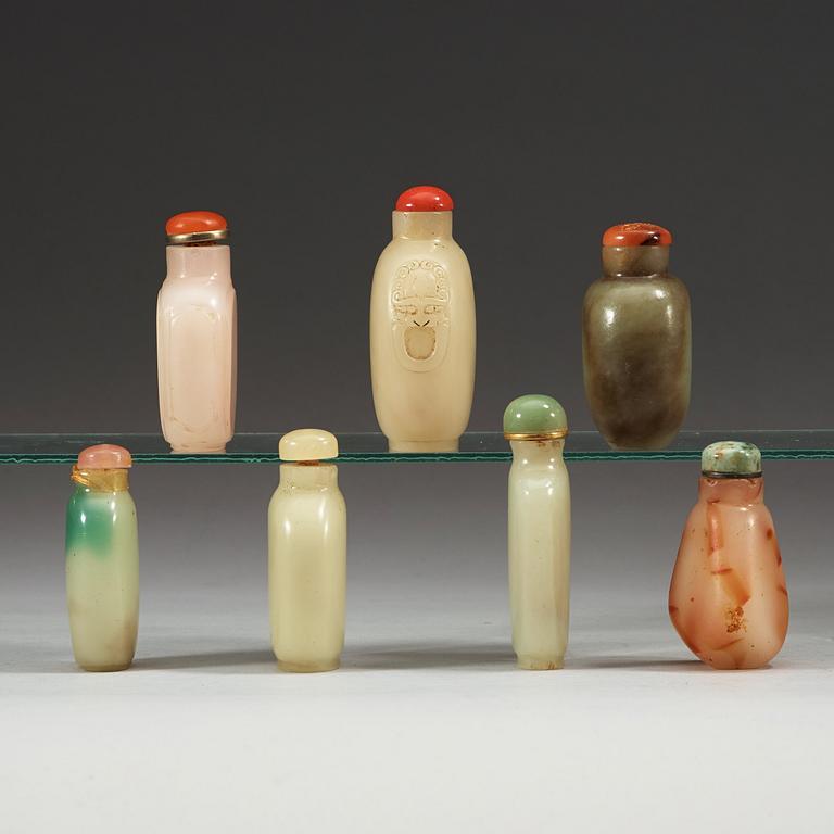 A set of 7 nephrite and stone snuff bottles with stoppers, Qing dynasty (1644-1912).